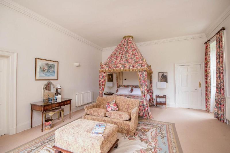 King Room with Garden View image 4
