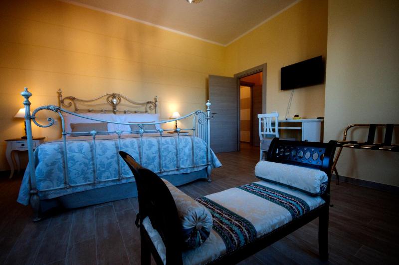 Deluxe Triple Room image 2
