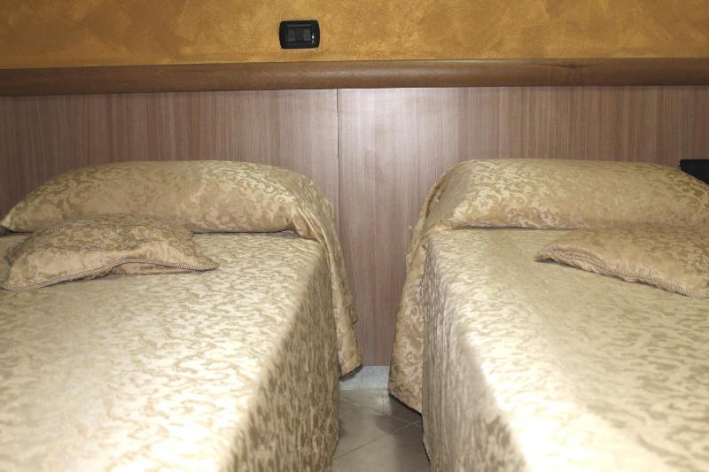 Twin Room image 2