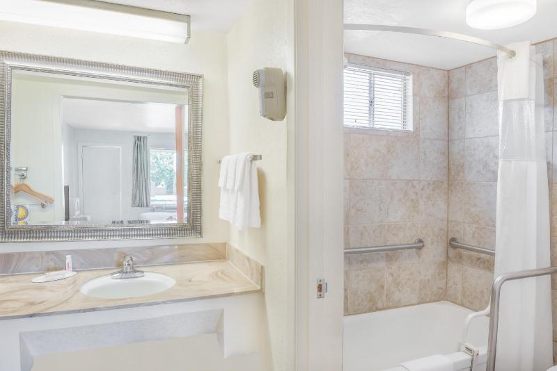 King Room - Disability Access/Non-Smoking image 2