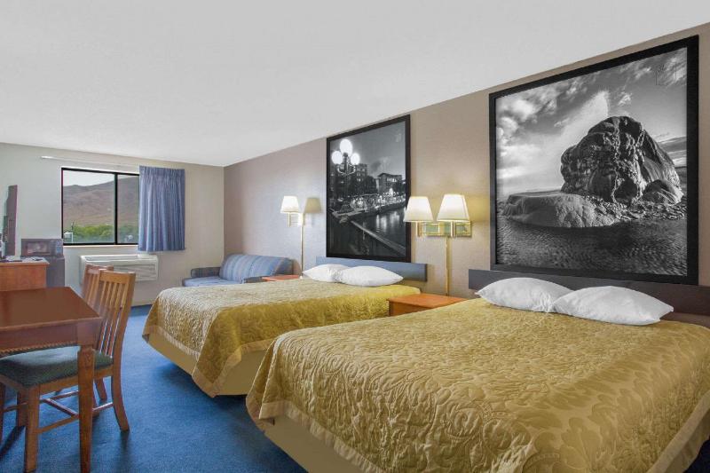Queen Room with Two Queen Beds - Non-Smoking image 4