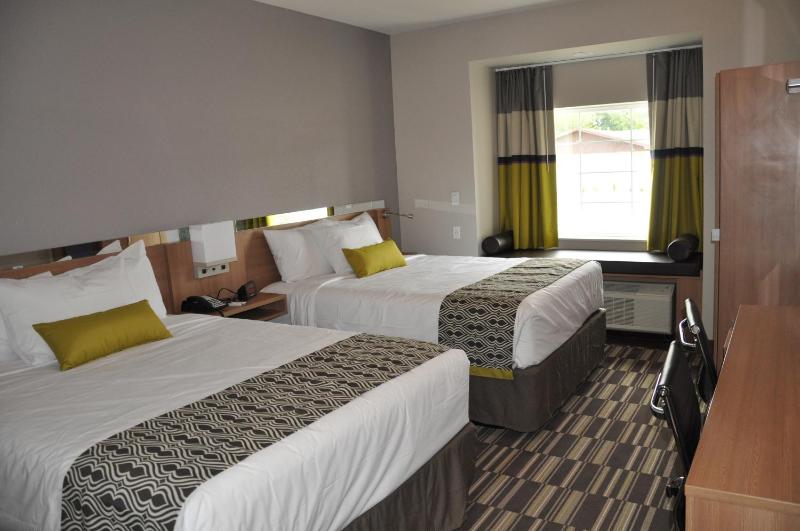 Queen Room with Two Queen Beds image 3