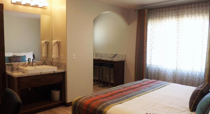 Superior King Room image 4