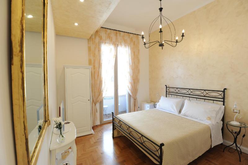 Deluxe Double Room with Balcony image 1