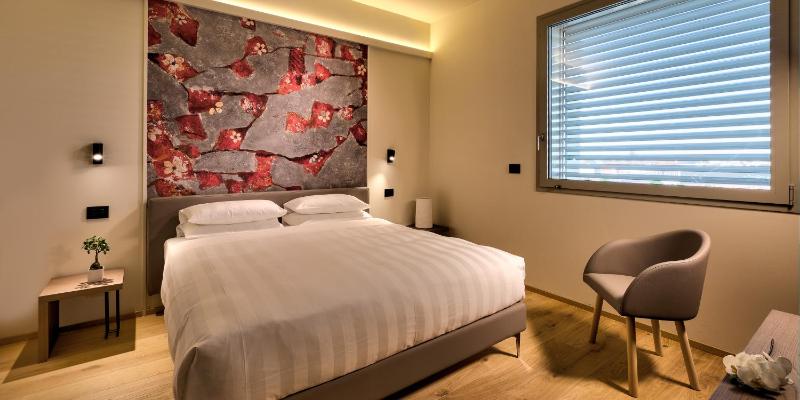 Superior King Room image 3