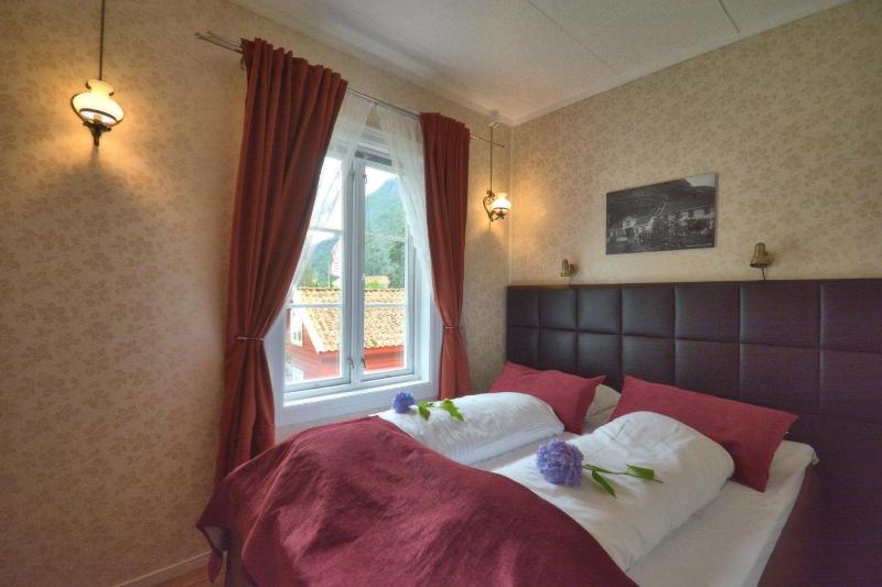 Double Room image 3
