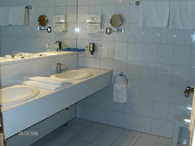 Double Room with Balcony image 2