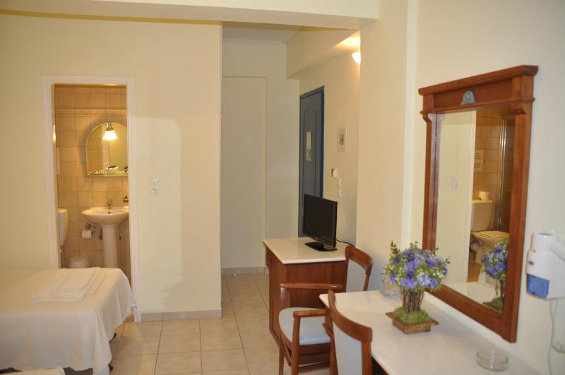 Double Room with Extra Bed image 2