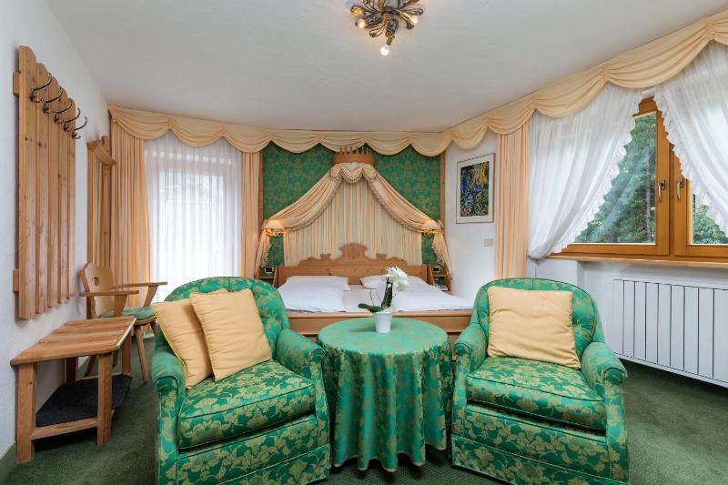 Classic Double Room image 2