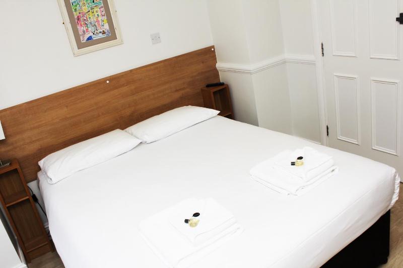 Small Double Room image 3