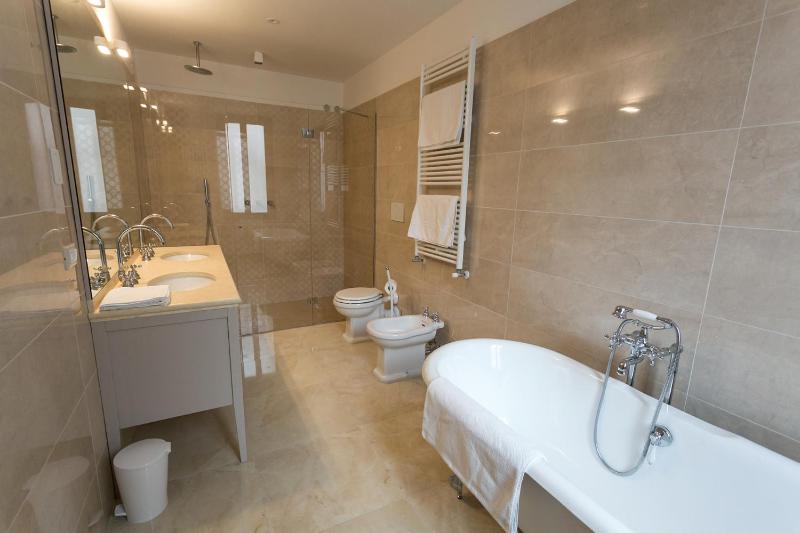 Deluxe Quadruple Room image 2