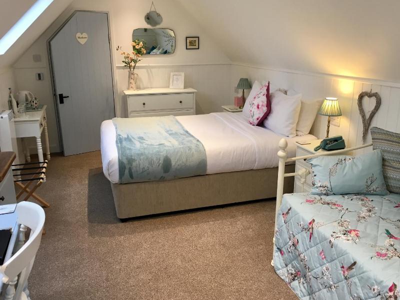 King Room with Garden View image 4