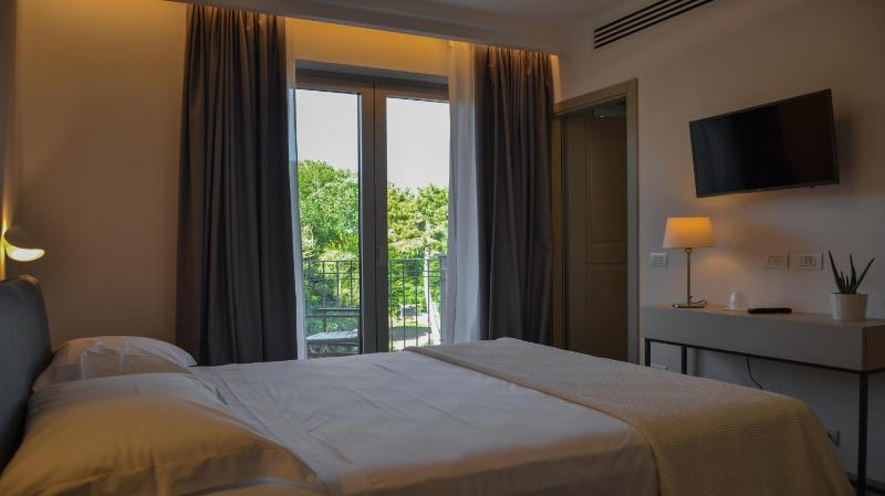 Double Room with Garden View image 2
