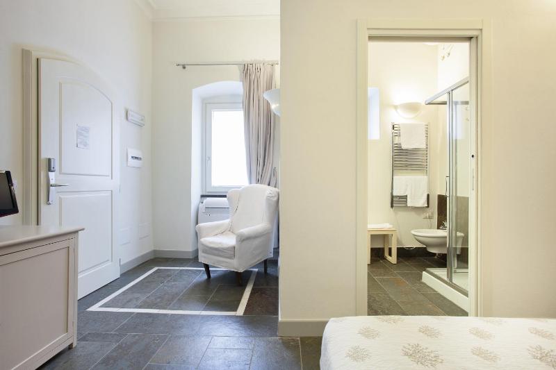 Budget Double Room image 4