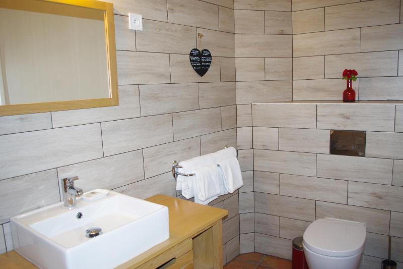 Superior Twin Room with Garden View image 3