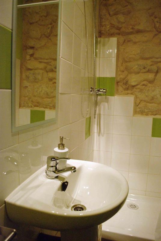 Small Twin Room image 4