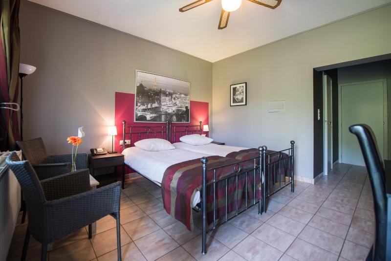 Twin Room with Private Bathroom image 2