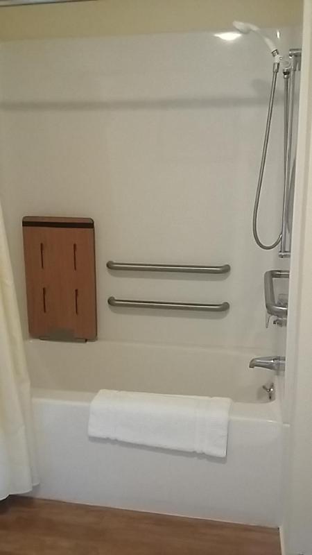 Queen Room - Disability Access image 2