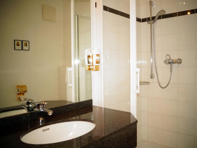 Double Room image 3
