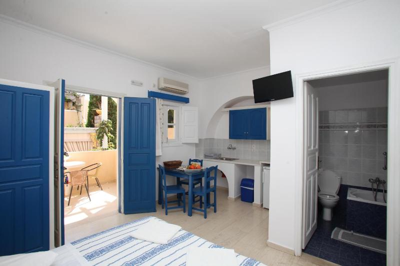 Deluxe Triple Room image 3