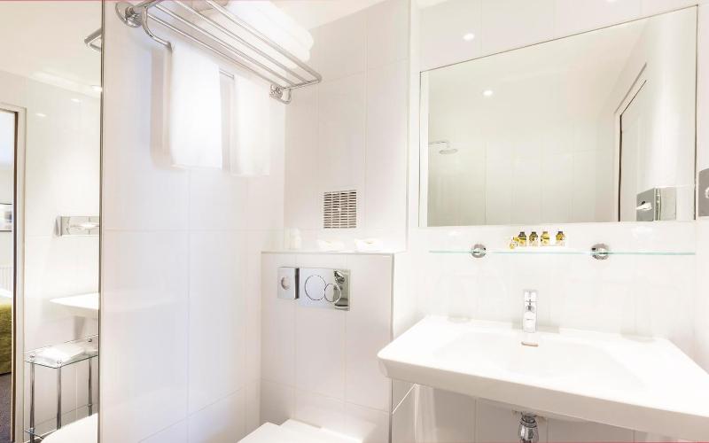 Classic Double or Twin Room image 3