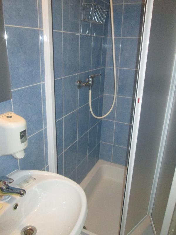 Twin Room image 4