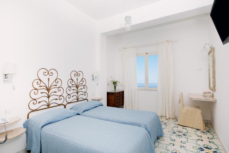 Quadruple Room with Sea View image 1