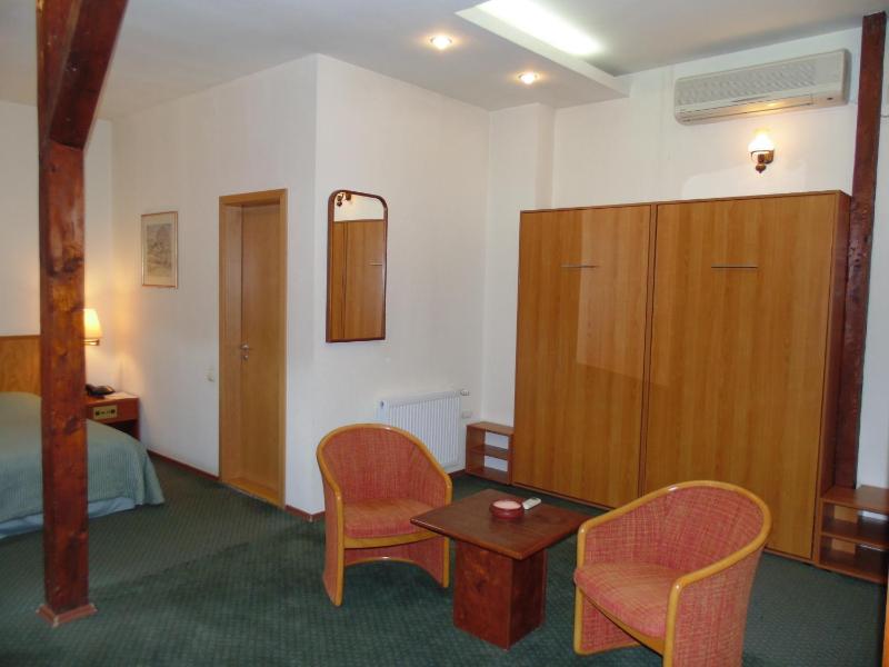 Standard Quadruple Room image 3