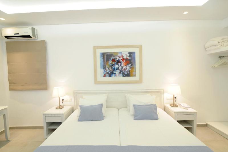 Double or Twin Room with Partial Sea View image 3