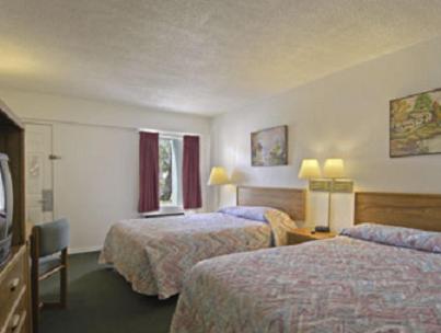 Queen Room with Two Queen Beds - Non-Smoking image 3