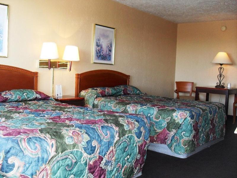 Queen Room with Two Queen Beds image 3