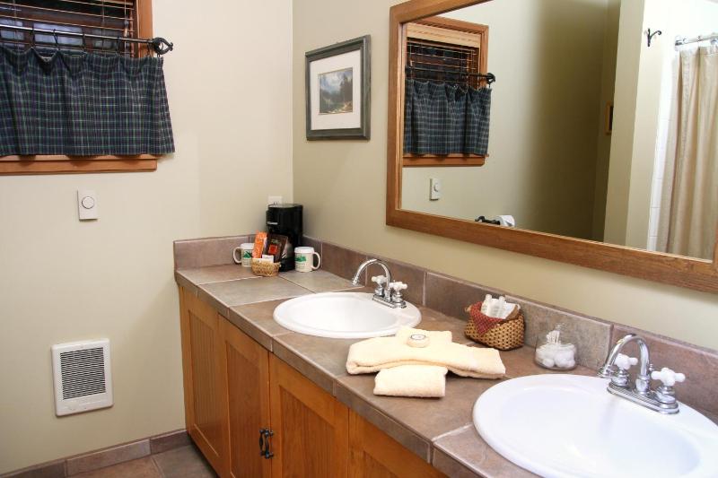 Cabin with Queen Bed and River View image 4