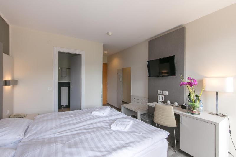 Double Room with Balcony & Partial Lake View image 3