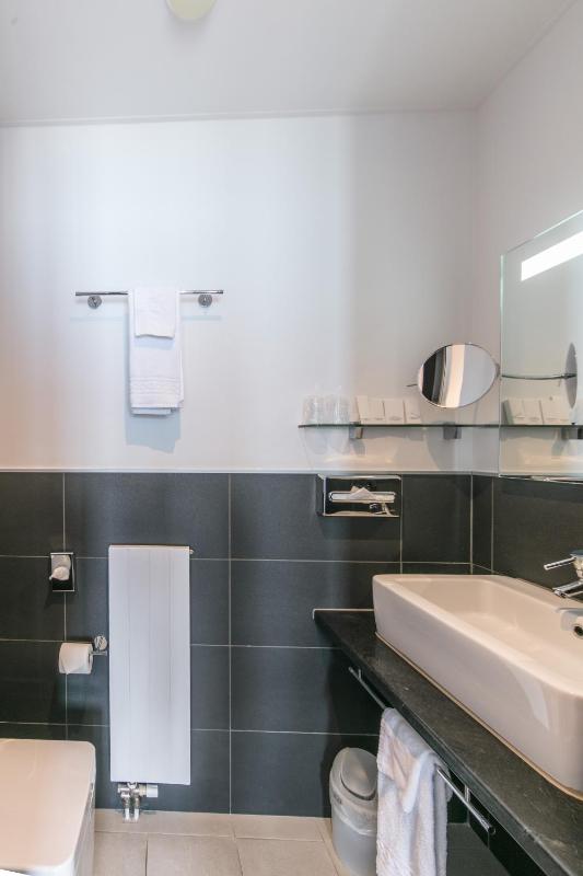 Double Room with Balcony and Lake View image 2