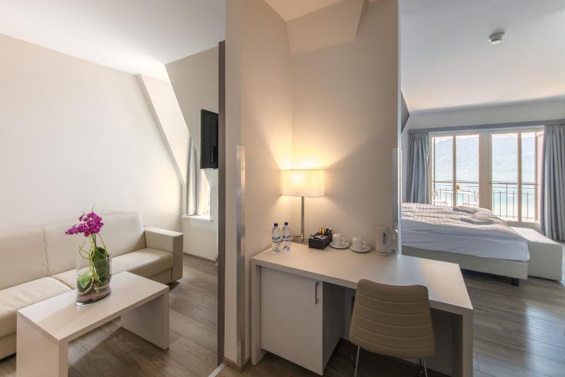 Junior Suite with Balcony and Lake View image 2