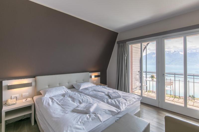 Junior Suite with Balcony and Lake View image 1