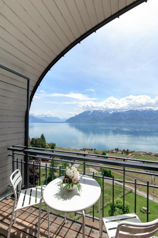 Junior Suite with Balcony and Lake View image 4