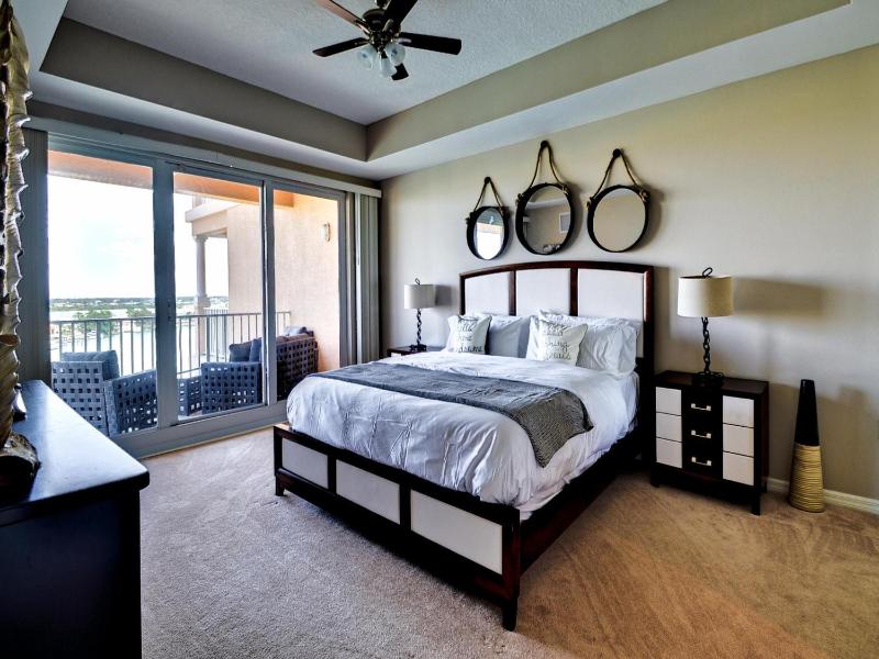 Harborview Grande 700 Waterfront Condo - image 8