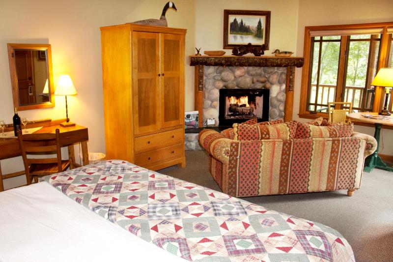Cabin with King Bed and River View image 3