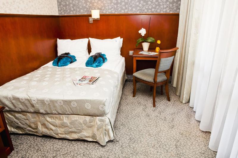 Family Suite with Balcony image 3