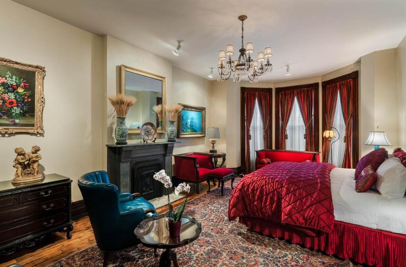 Deluxe King Suite image 2