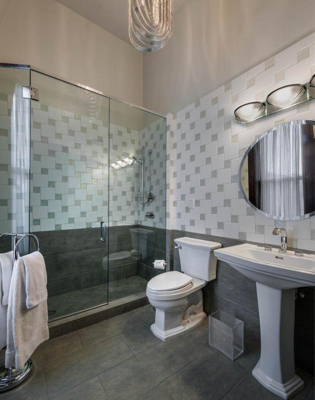 Deluxe King Suite image 4