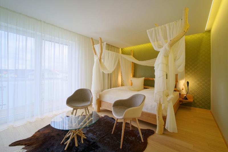 Queen Room with Balcony image 3