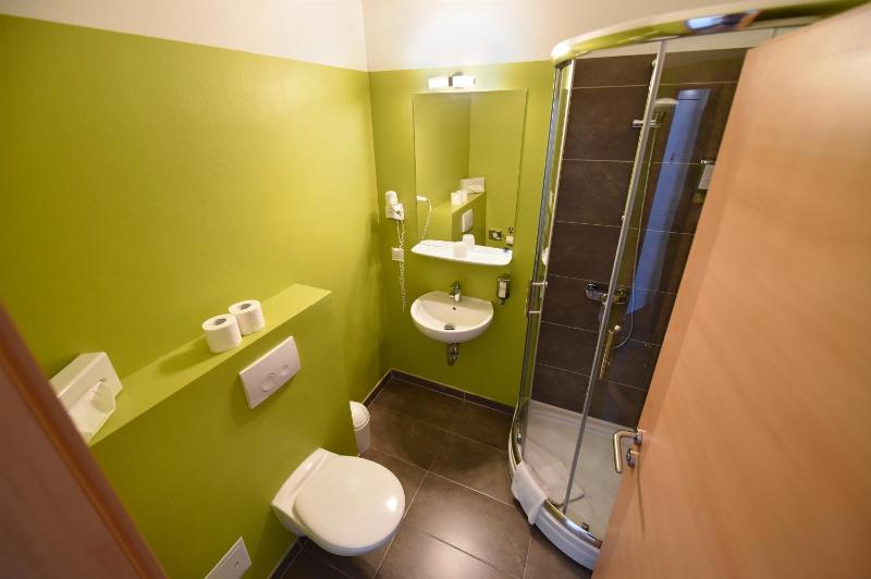 Classic Single Room image 3