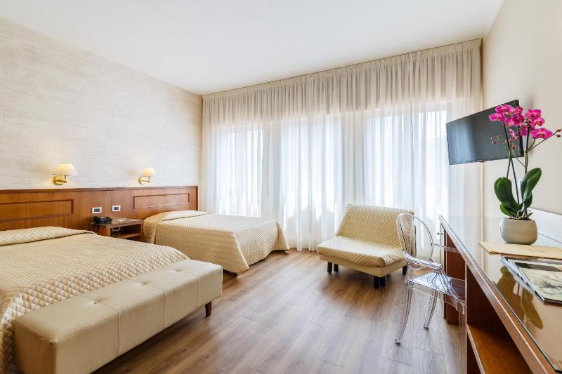 Superior Triple Room image 4