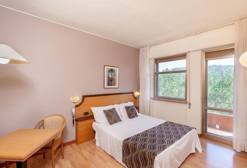 Double or Twin Room image 4