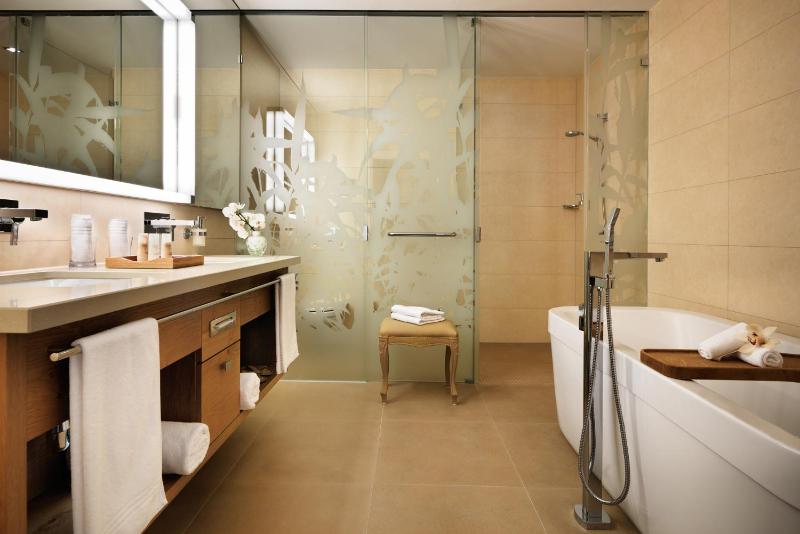 Junior Suite South image 4