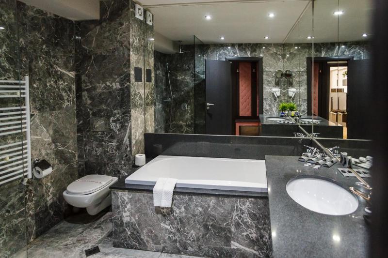 One-Bedroom Suite (2 Adults + 2 Children) image 2