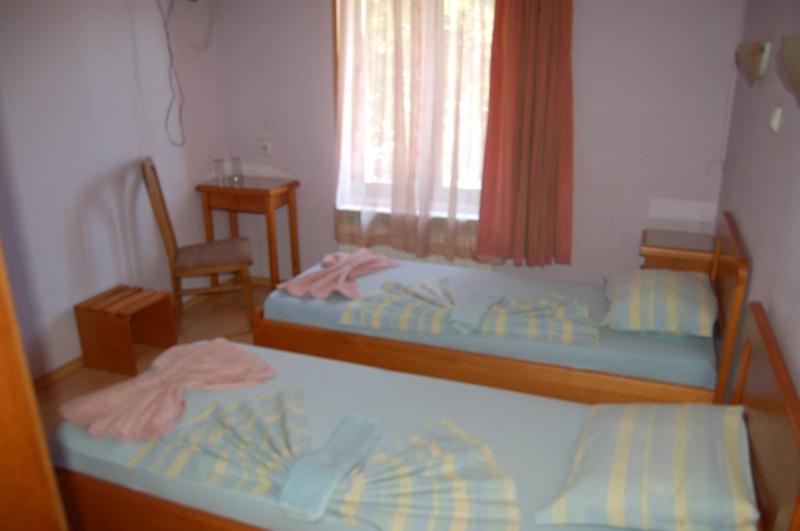 Twin Room image 3