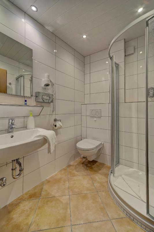 Standard Double Room image 3